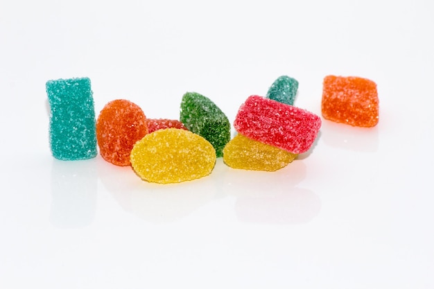 Gros plan d'aliments sucrés sur fond blanc