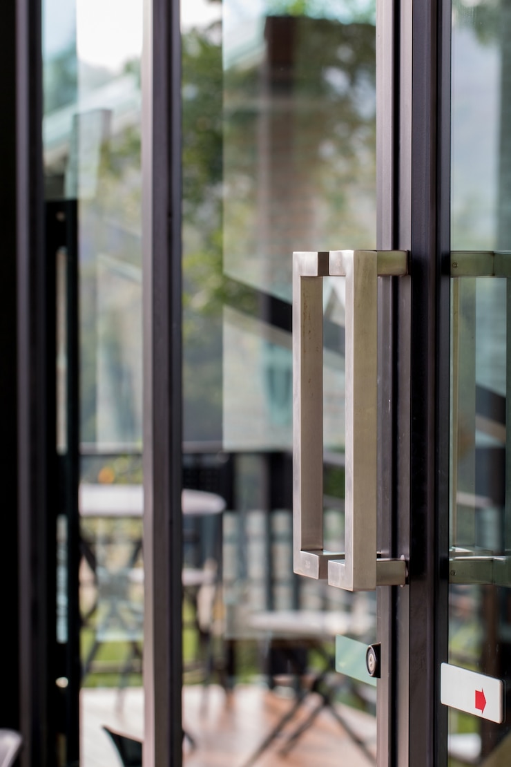 Photo gros plan, de, aluminium, verre, poignée de porte