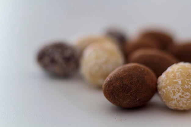 Un gros plan des amandes au chocolat sur la table.