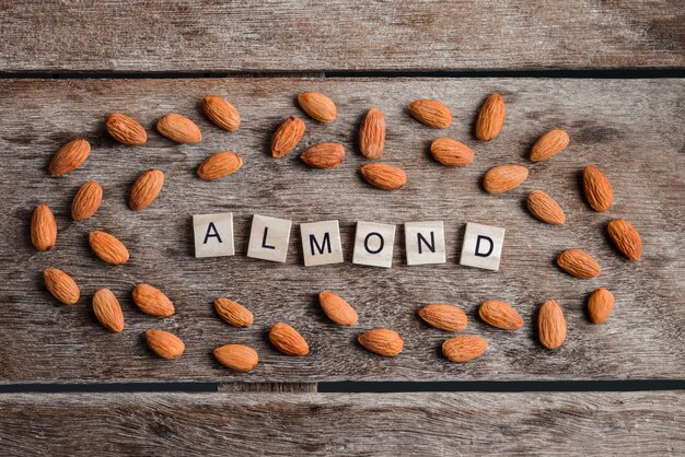 Gros plan d&#39;amandes pelées.