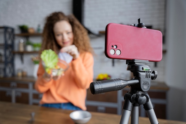 Photo gros plan sur l'amateur de nourriture en train de manger