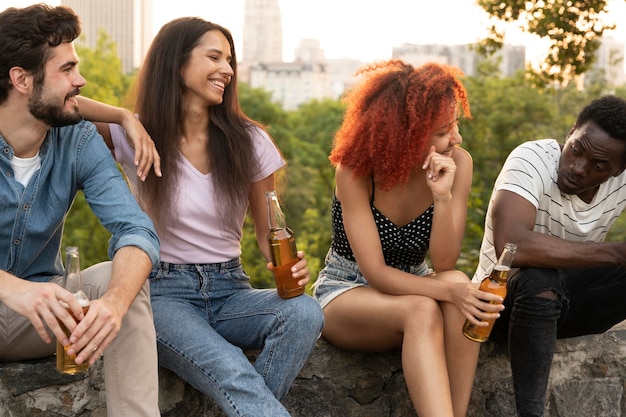 Photo gros plan d'amis assis à l'extérieur