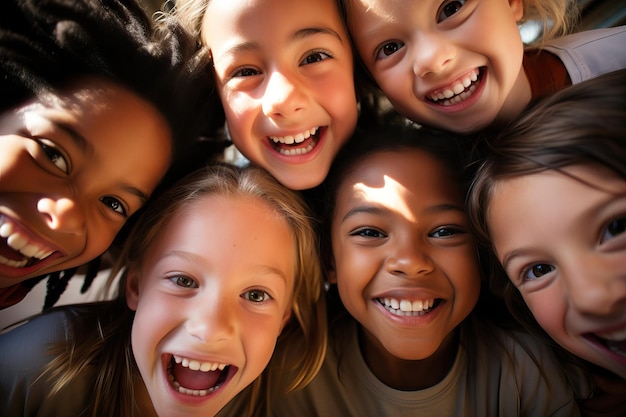 Gros plan d'amis préadolescents dans un parc souriant à la caméra