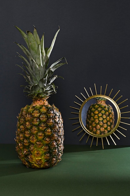 Photo un gros plan d'ananas doré sur un fond noir