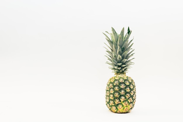 Un gros plan de l'ananas sur un fond blanc