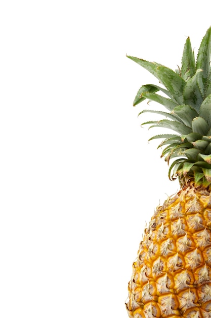 Photo un gros plan de l'ananas sur un fond blanc