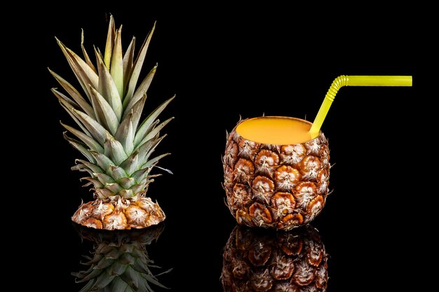 Un gros plan de l'ananas sur un fond noir