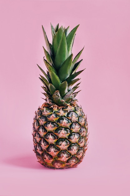 gros plan d'ananas sur une surface rose