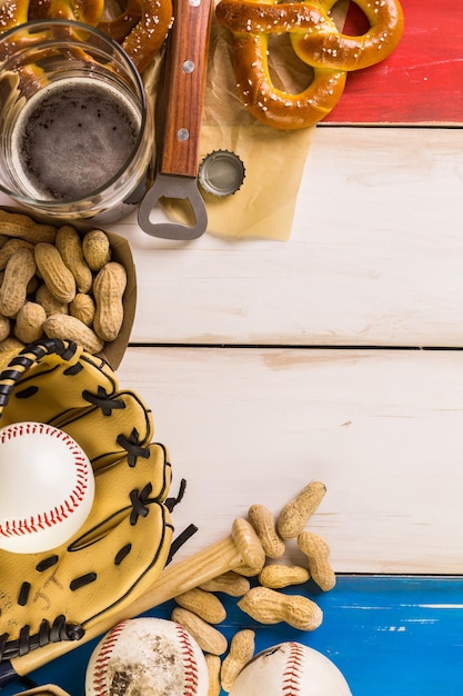 Gros plan de l'ancien équipement de baseball usé sur un fond en bois.