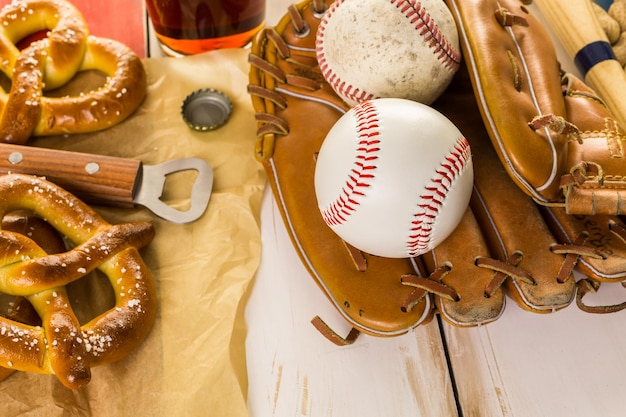 Gros plan de l'ancien équipement de baseball usé sur un fond en bois.