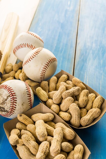 Gros plan de l'ancien équipement de baseball usé sur un fond en bois.