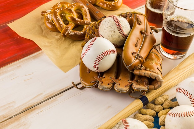 Gros plan de l'ancien équipement de baseball usé sur un fond en bois.