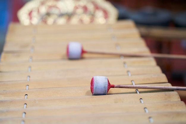 Photo gros plan sur un ancien instrument de musique thaïlandais xylophone en bois classique vintage