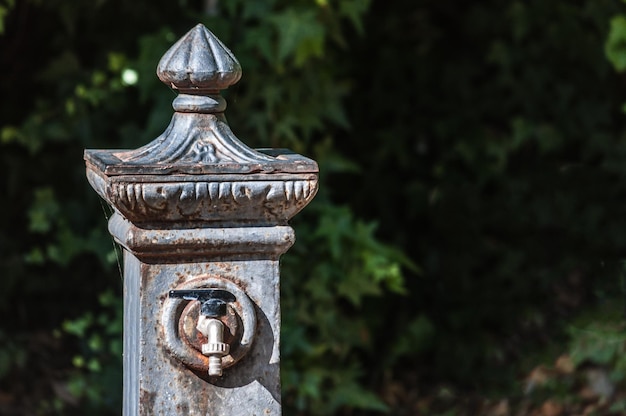 Gros plan de l'ancienne fontaine