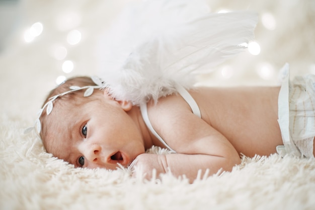 Gros plan sur un ange nouveau-né s'endormir