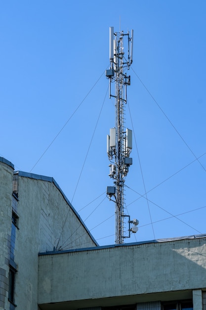 Gros plan d'antenne cellulaire urbaine moderne contre un ciel bleu sans nuages