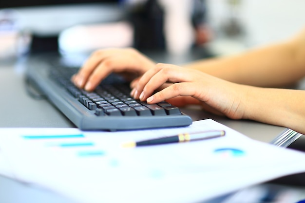 Gros plan d'une apprenante tapant sur le clavier