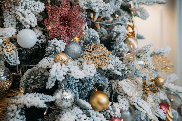 Gros plan d'arbre de Noël avec des boules brillantes et d'autres éléments décoratifs