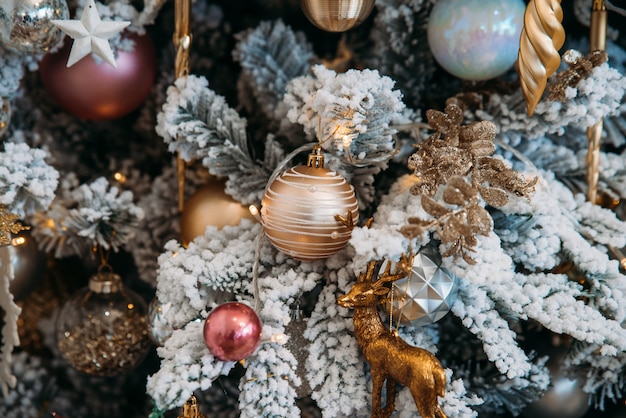 Gros plan d'arbre de Noël avec des boules brillantes et d'autres éléments décoratifs