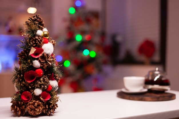 Gros plan sur un arbre de Noël dans une cuisine festive organisée pour l'hiver