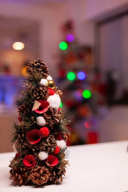 Gros plan sur un arbre de Noël dans une cuisine festive organisée pour l'hiver