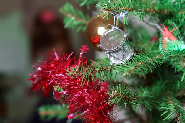 Gros plan d'arbre de Noël décoré, boules colorées étincelantes