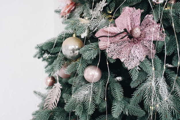 Gros plan d'un arbre de Noël joliment décoré sur un fond blanc