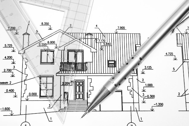 Gros plan d'un architecte avec des plans