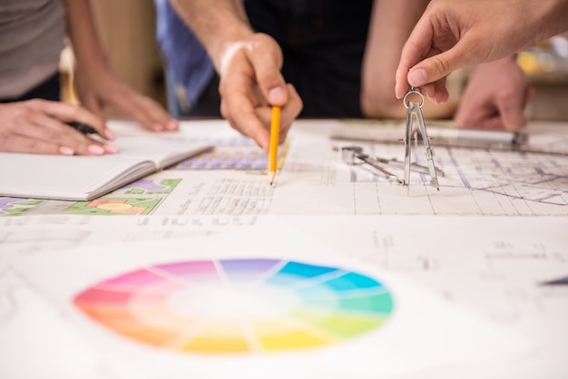 Gros plan d'architectes créatifs travaillant au brouillon au bureau.