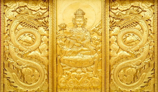 Gros plan d&#39;artisanat en bois avec la couleur d&#39;or du dieu de la Chine Guan Yin