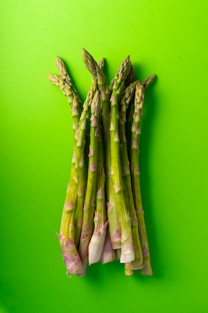 Gros plan d'asperges fraîches et crues