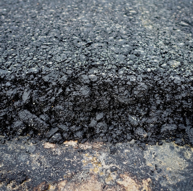 Gros plan de l&#39;asphalte sur la route en construction.