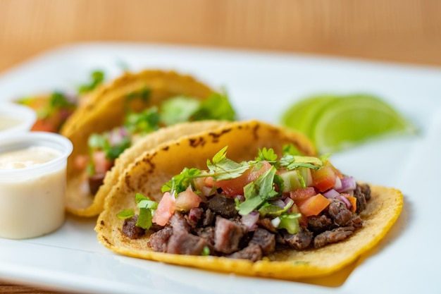 Gros plan d'une assiette blanche avec de délicieuses baleadas et sauce honduriennes