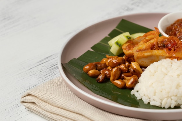 Photo gros plan sur l'assortiment de repas traditionnels nasi lemak