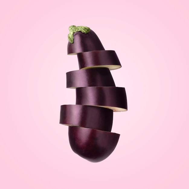 Gros plan sur l'aubergine en tranches isolé