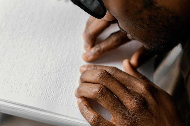 Photo gros plan, aveugle, lecture braille