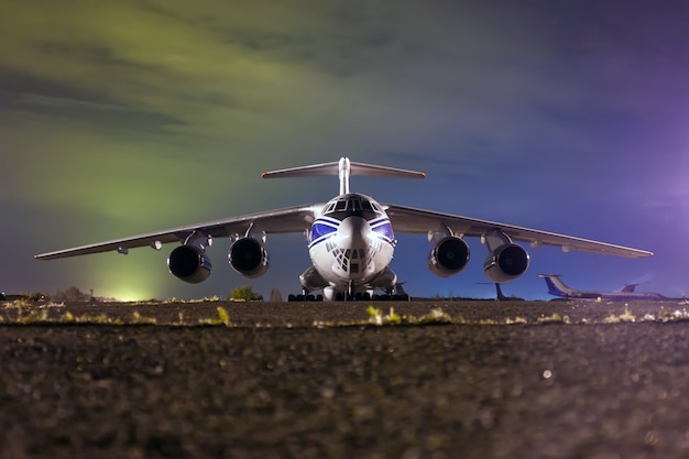 Gros plan d'un avion cargo dans la nuit