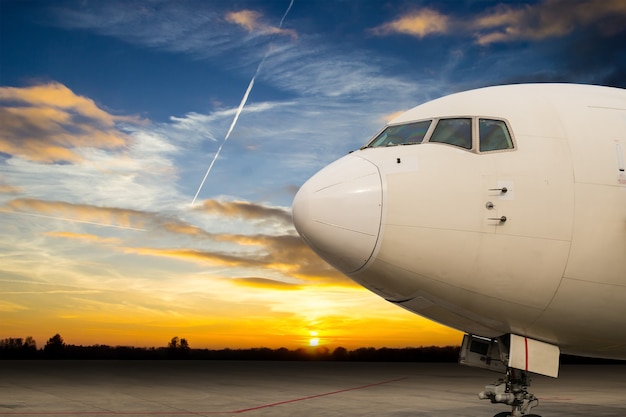 Gros plan de l'avion avec l'heure du crépuscule