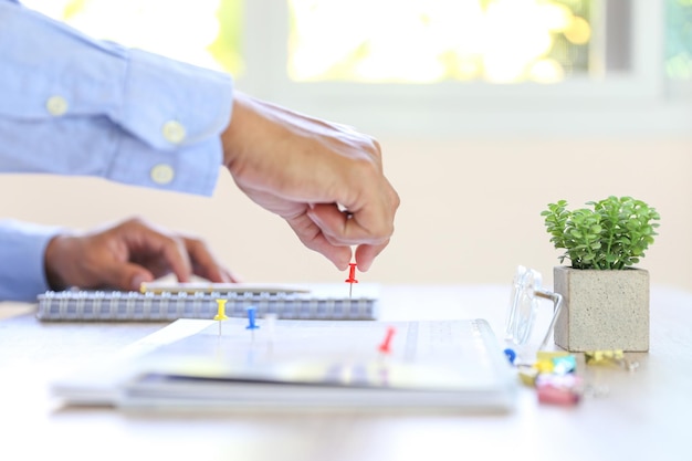 Gros plan sur l'axe de la main calendrier de bureau vierge