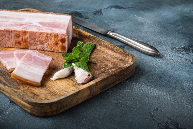 Gros plan sur le bacon fumé aux herbes