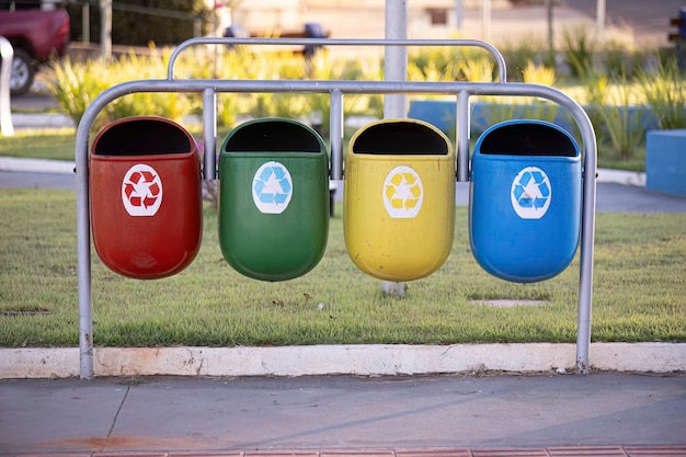 Photo gros plan de bacs colorés pour la collecte sélective des déchets pour le recyclage