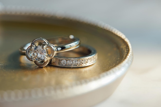 Gros plan de la bague de fiançailles en diamant. Concept d'amour et de mariage.