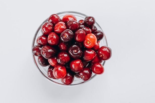 Gros plan de baies de cerises fraîches avec des gouttes d'eau