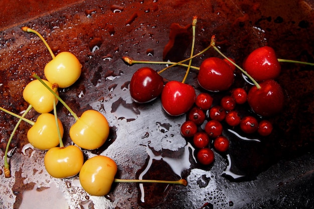 Gros plan de baies sucrées avec des gouttes d'eau sur un fond sombre Concept d'aliments sains