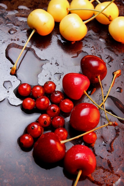 Gros plan de baies sucrées avec des gouttes d'eau sur un fond sombre Concept d'aliments sains