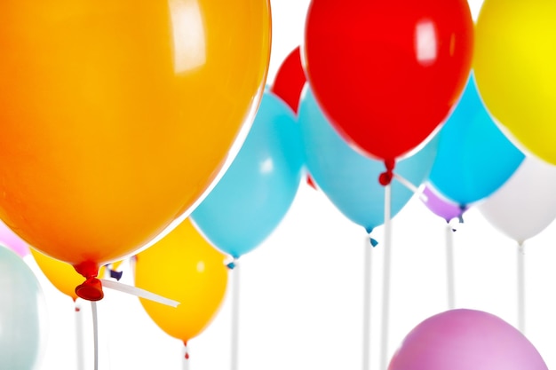 Gros plan de ballons d'anniversaire colorés