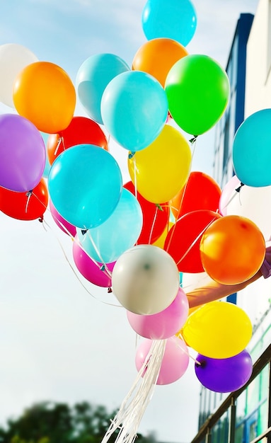 Gros plan de ballons d'anniversaire colorés