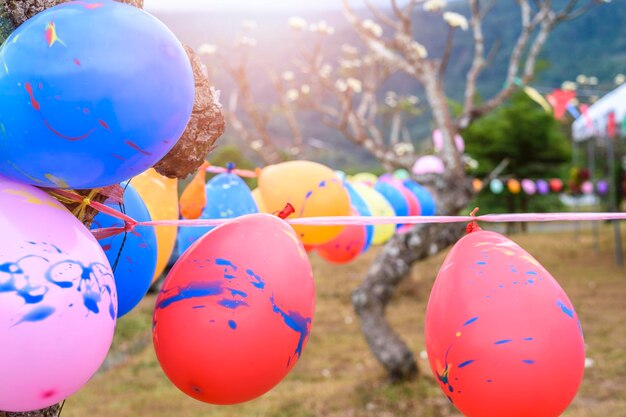 Photo un gros plan de ballons colorés suspendus à l'extérieur