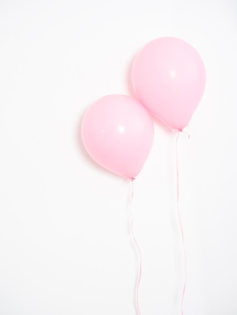 Un gros plan de ballons sur un fond blanc.