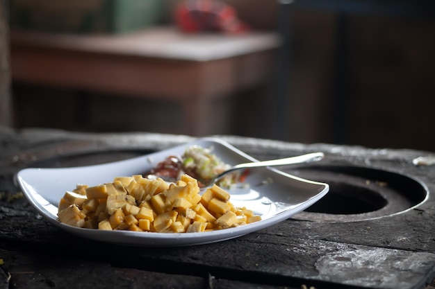 gros plan de banane de cuisson hachée